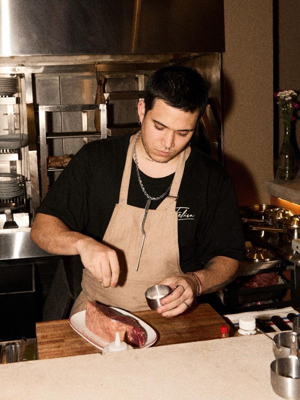 Gianlucca Zago trabajando en la cocina abierta de Felisa