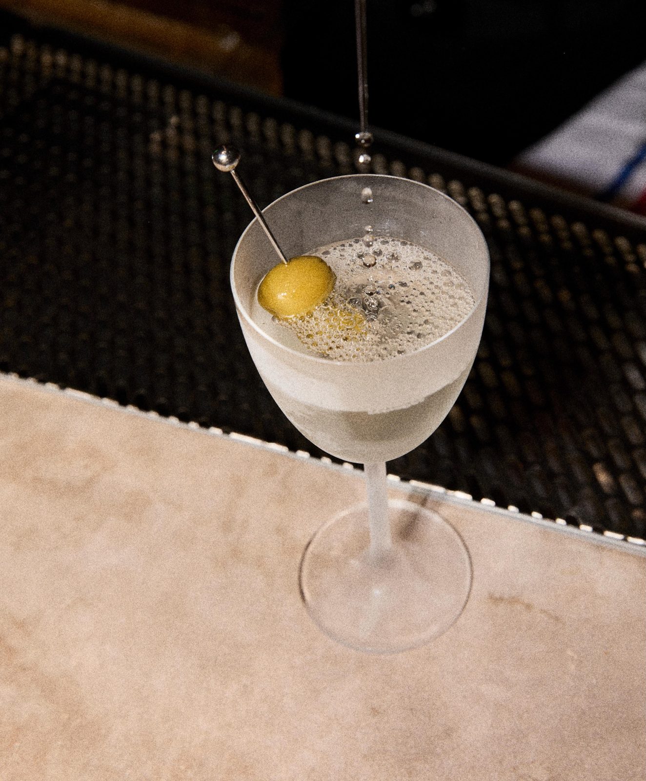 Martini con aceituna en la barra de Felisa