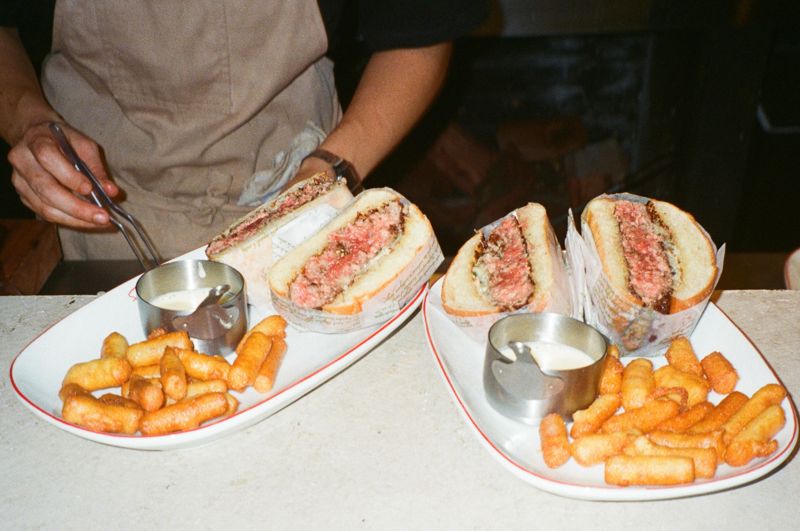 Sándwiches con papas fritas